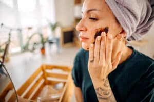 A women apply coffee mask